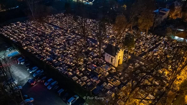 Cmentarz parafialny nocą - uroczystość Wszystkich Świętych