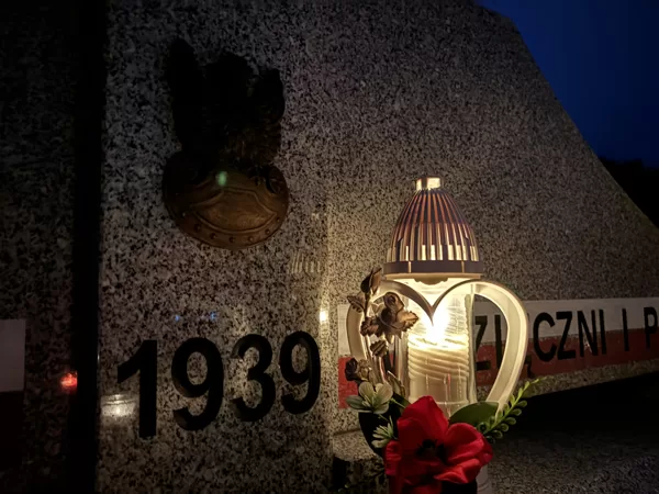 Uroczystości na cmentarzu parafialnym o godz. 4:40 w rocznicę wybuchu wojny