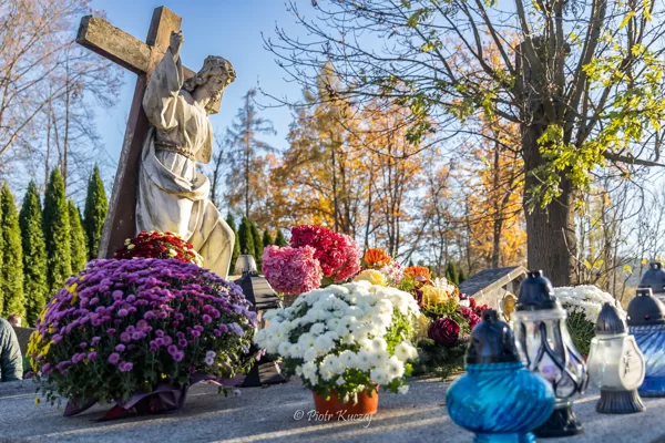 Msza Święta na cmentarzu parafialnym - uroczystość Wszystkich Świętych